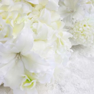 Cristina Treppo fotografia di una installazione di fiori bianchi