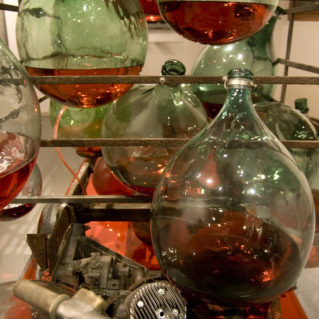 Clessidra, 2008, motocarro, damigiane, ferro, lamiera zincata, pompe a immersione, inchiostro, cm 400 x 195 x 196