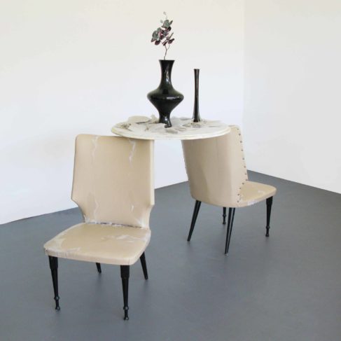 Assemblato con poltroncine, piano di marmo e vaso con fiori di Cristina Treppo
