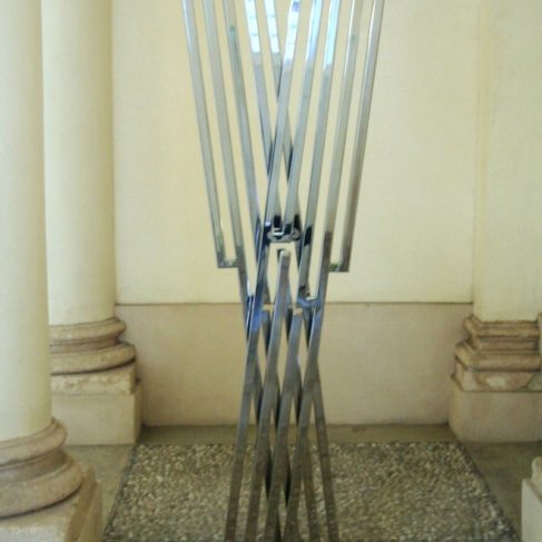 Scultura in acciaio inox di Iler Melioli