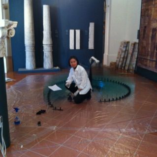 Oki Izumi durante l'allestimento della mostra