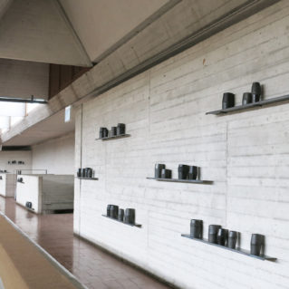 Cristina Treppo, 2019, 100 vasi in resina-cemento, cera, piani di ferro di 2x13x150cm cad, dimensioni site specific