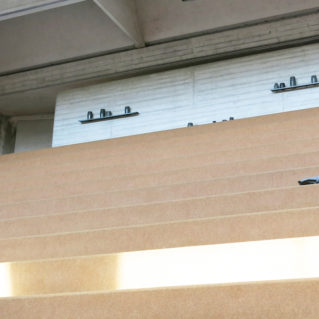 Cristina Treppo, 2019, 100 vasi in resina-cemento, cera, piani di ferro di 2x13x150cm cad, dimensioni site specific