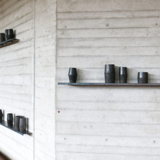 Cristina Treppo, 2019, 100 vasi in resina-cemento, cera, piani di ferro di 2x13x150cm cad, dimensioni site specific