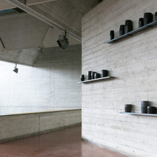 Cristina Treppo, 2019, 100 vasi in resina-cemento, cera, piani di ferro di 2x13x150cm cad, dimensioni site specific