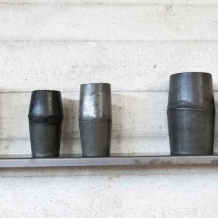 Cristina Treppo, 2019, 100 vasi in resina-cemento, cera, piani di ferro di 2x13x150cm cad, dimensioni site specific