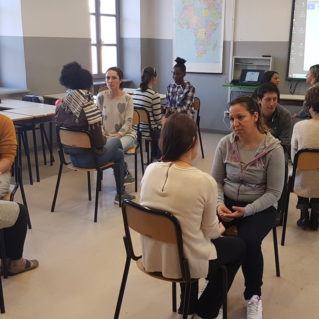 Seduti uno di fronte all’altro, provvisti di un registratore, autonomamente a turno ciascuno ha ascoltato e registrato le risposte dell’altro.