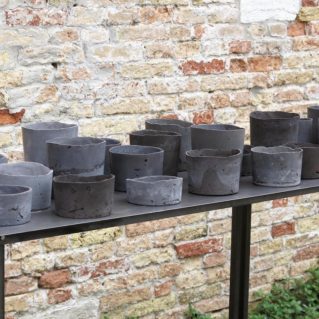 Cristina Treppo, 2019, resina-cemento, strutture di ferro, 113x306x44cm, opera permanente per Spazio Thetis, Venezia