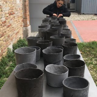 Cristina Treppo durante l'allestimento