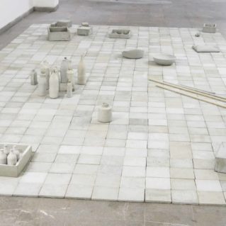 Pavimento in piastrelle di cemento con oggetti