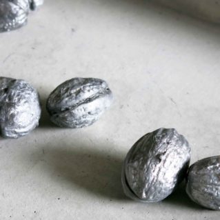 Particolare di noci in piombo di Cristina Treppo