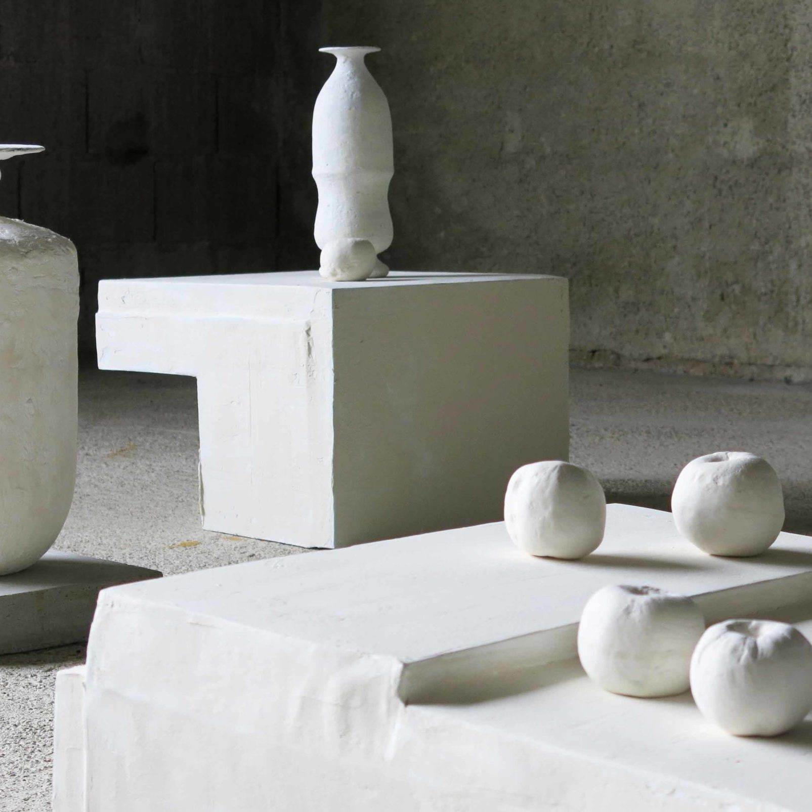 Installazione di Cristina Treppo in cemento leggero bianco