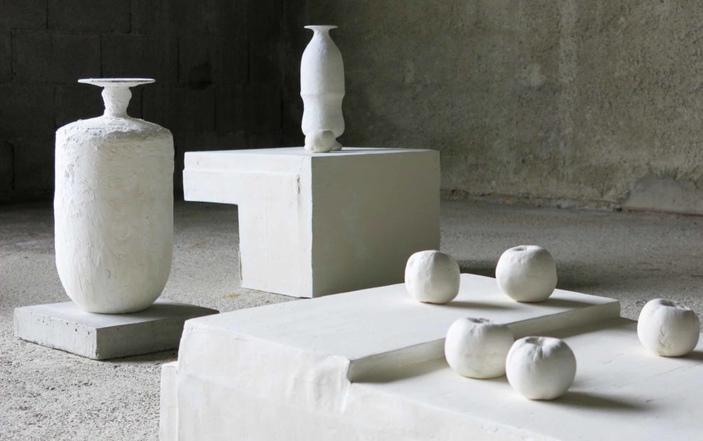 Installazione di Cristina Treppo in cemento leggero bianco