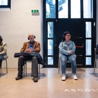 Elena Pugliese. Ascolto: 8 audio cuffie su 8 sedie sono a disposizione in loop per ascoltare l’Archivio fino a quel momento realizzato.