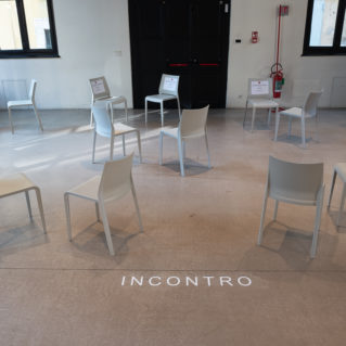 Elena Pugliese. Incontro: chi lo desidera può sedersi su una o più sedie, attendere che qualcuno si sieda di fronte e ascoltare a turno i sogni dell’altro.