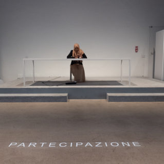 Elena Pugliese. Partecipazione: un tavolo con un registratore permette al pubblico di sedersi e rispondere alle due domande: il tuo sogno di ieri, il tuo sogno di oggi.