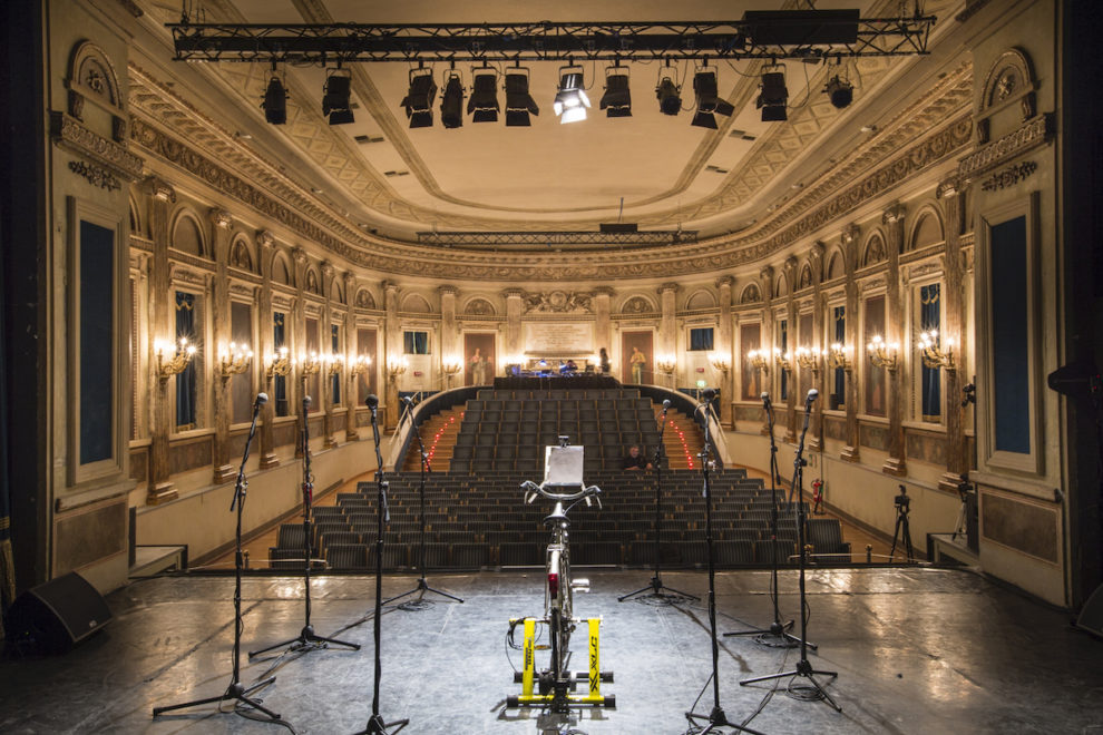 Una caso, Talk Performance di Marzia Migliora drammaturgia di Elena Pugliese, performer: Isidoro Danza e Alberto Salza, produzione: Biennale Democrazia 2015 