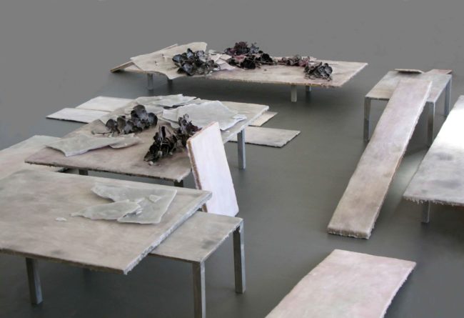 Installazione di Cristina Treppo con tavolini, cera e fiori