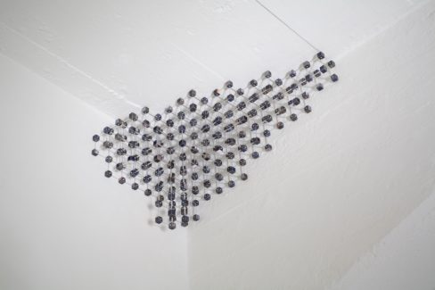 struttura in plexiglas e fotografia appesa al soffitto