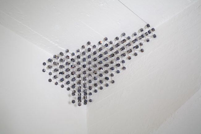struttura in plexiglas e fotografia appesa al soffitto