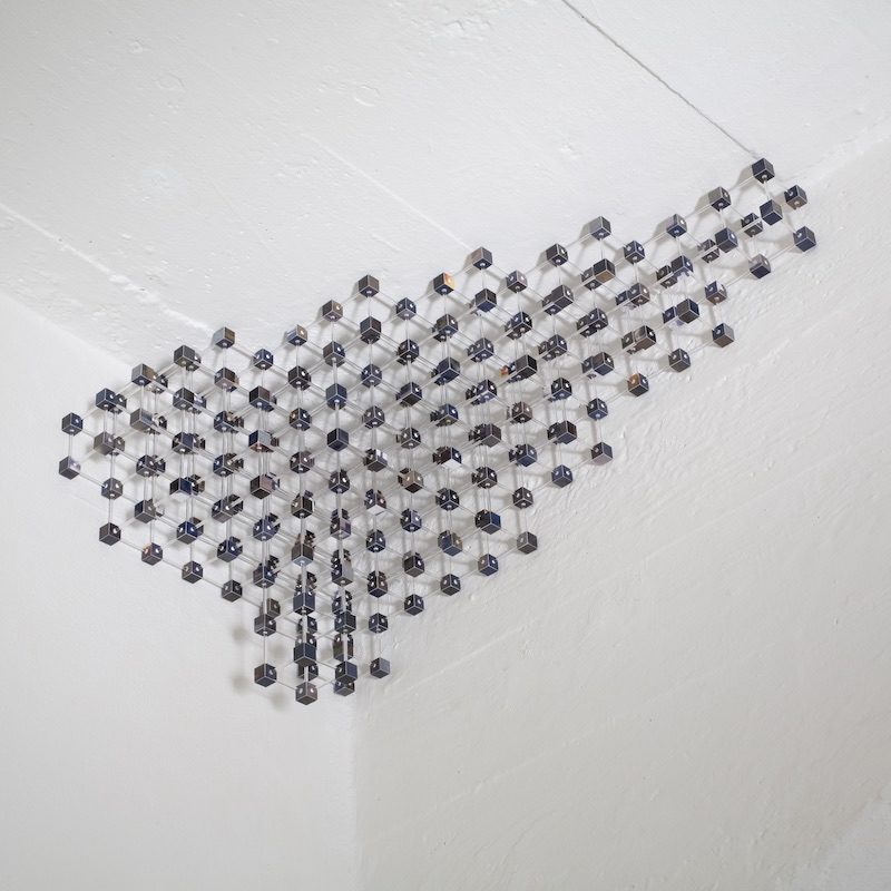 struttura in plexiglas e fotografia appesa al soffitto