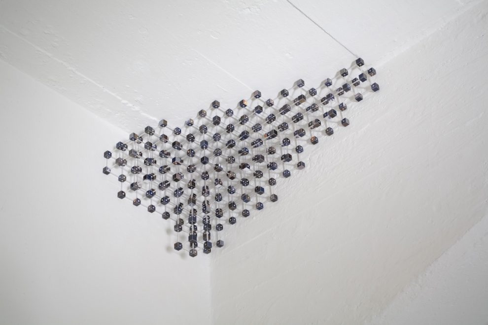 struttura in plexiglas e fotografia appesa al soffitto