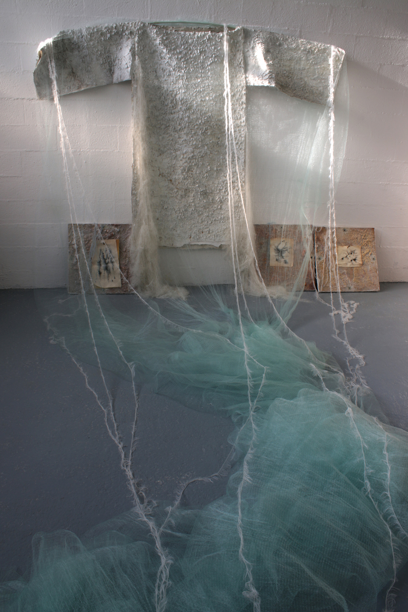 Dania Zanotto, I Pilastri della Creazione, 2016-2017, Installazione, Veste-scultura, rete, lana, polvere di vetro, cera, silicone, metallo, foto su plexiglass, dimensioni variabili.