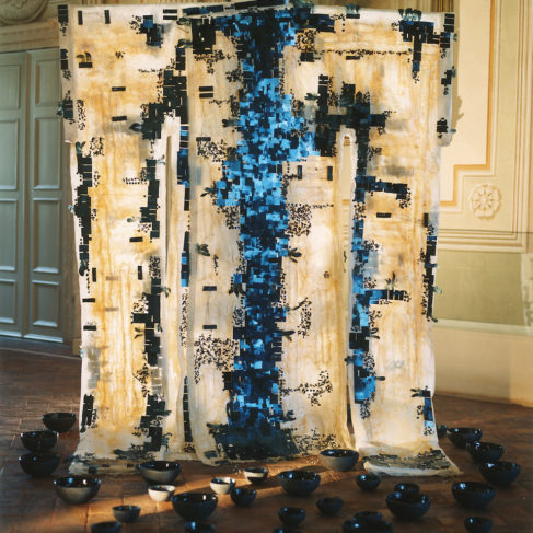 Dania Zanotto, Izanagi, 2006, garza, lattice, acciaio, ceramica, 200x230X300 cm Collezione Bracco, Milano.