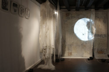 Natural rhythms Dania Zanotto, Natural Rhythms, 2015, Installazione Site Specific materica-video-sonora, resina, silicone, cera, stoffa, dimensioni: 10 m²