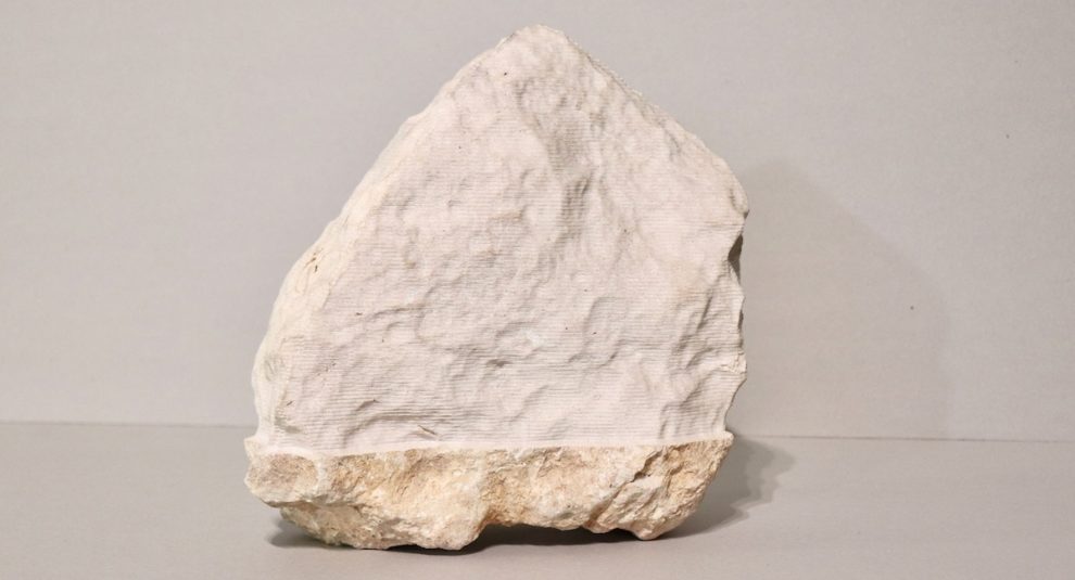 Roberto Mascella, 2019, elemento in pietra riprogrammato, pietra dolomia, cm 27 x 25 x 16