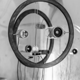 Tamara Repetto, 2014, Installazione sonoro-olfattiva, legno, plexiglas, alluminio, speaker, ventole, cialde olfattive, cavo, circuito