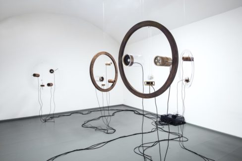 Tamara Repetto, 2014, Installazione sonoro-olfattiva, legno, plexiglas, alluminio, speaker, ventole, cialde olfattive, cavo, circuito