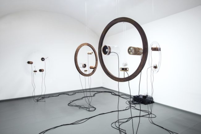 Tamara Repetto, 2014, Installazione sonoro-olfattiva, legno, plexiglas, alluminio, speaker, ventole, cialde olfattive, cavo, circuito