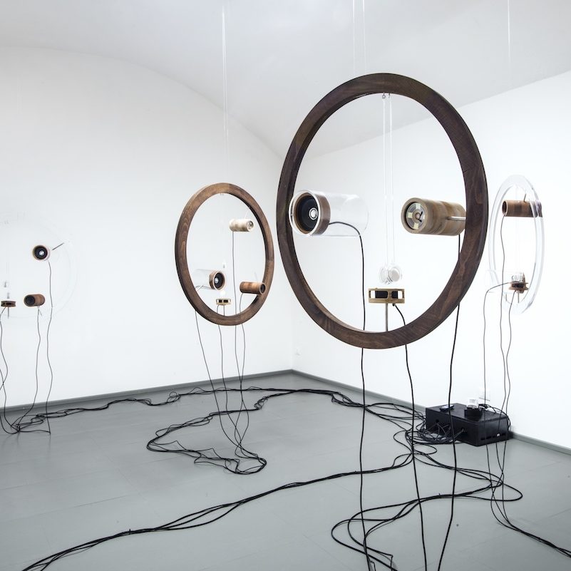 Tamara Repetto, 2014, Installazione sonoro-olfattiva, legno, plexiglas, alluminio, speaker, ventole, cialde olfattive, cavo, circuito