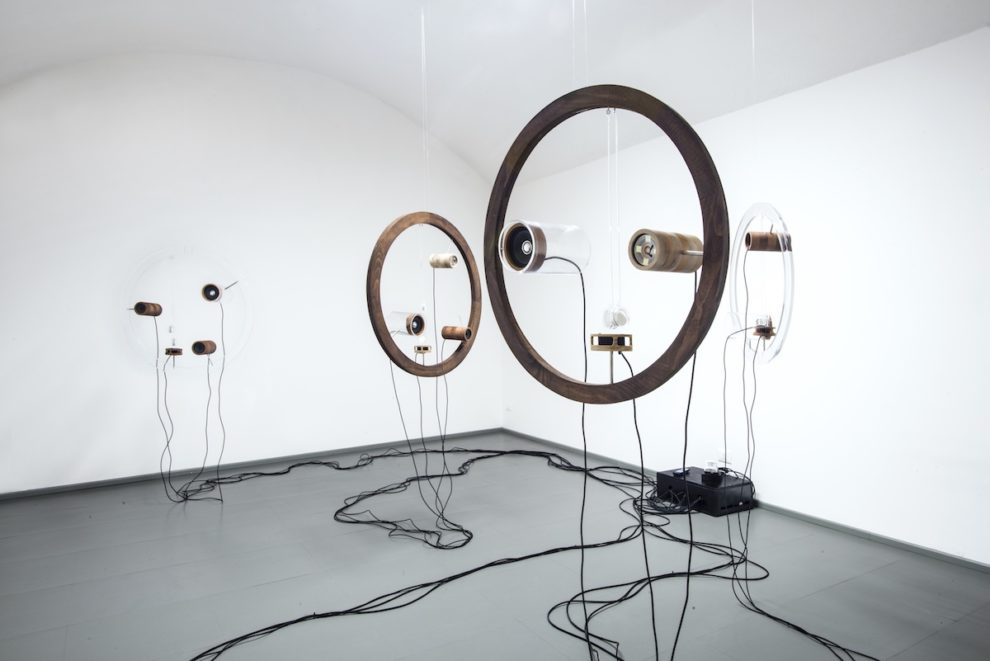 Tamara Repetto, 2014, Installazione sonoro-olfattiva, legno, plexiglas, alluminio, speaker, ventole, cialde olfattive, cavo, circuito