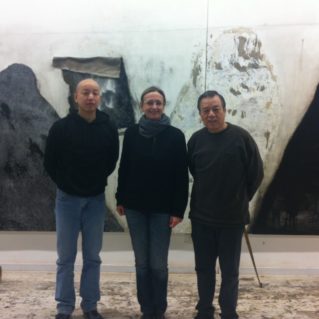 Shang Yang, Hu Guoqing e Maria Yvonne Pugliese nello studio dell'artista, 2016