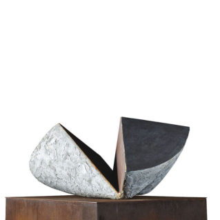 Lucio Scortegagna, 2012, acciaio e cemento, 33x75x35 cm